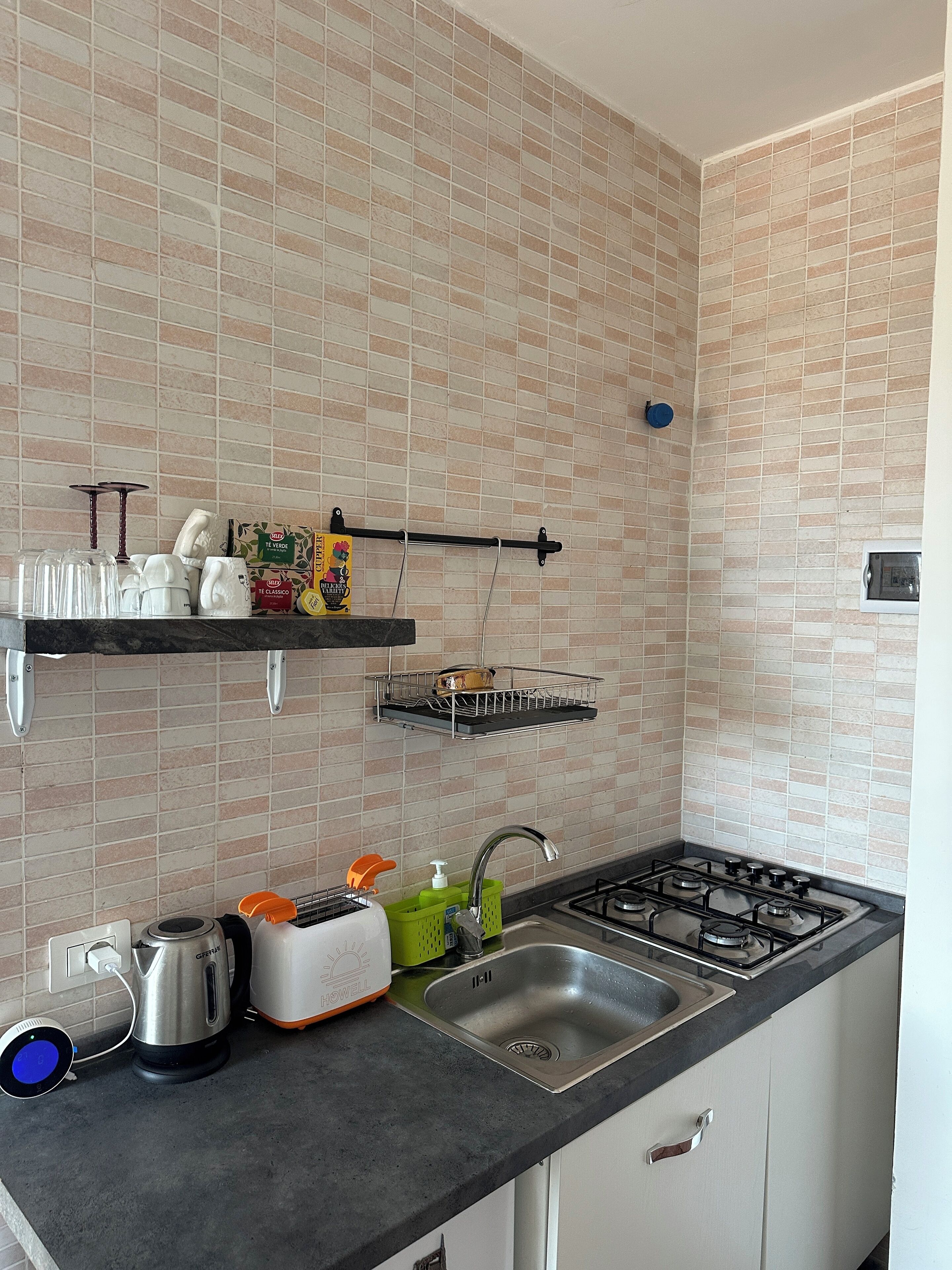 Refrigerador, parrilla de estufa, cafetera y tetera y tetera eléctrica 