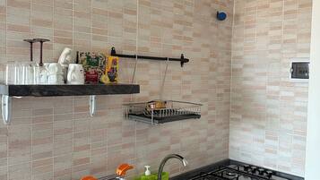 Kühlschrank, Herdplatte, Wasserkocher mit Kaffee-/Teezubehör