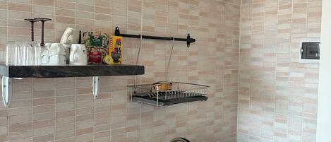 ثلاجة، موقد طهي مسطح، ماكينة لصنع القهوة/الشاي، غلّاية كهربائية