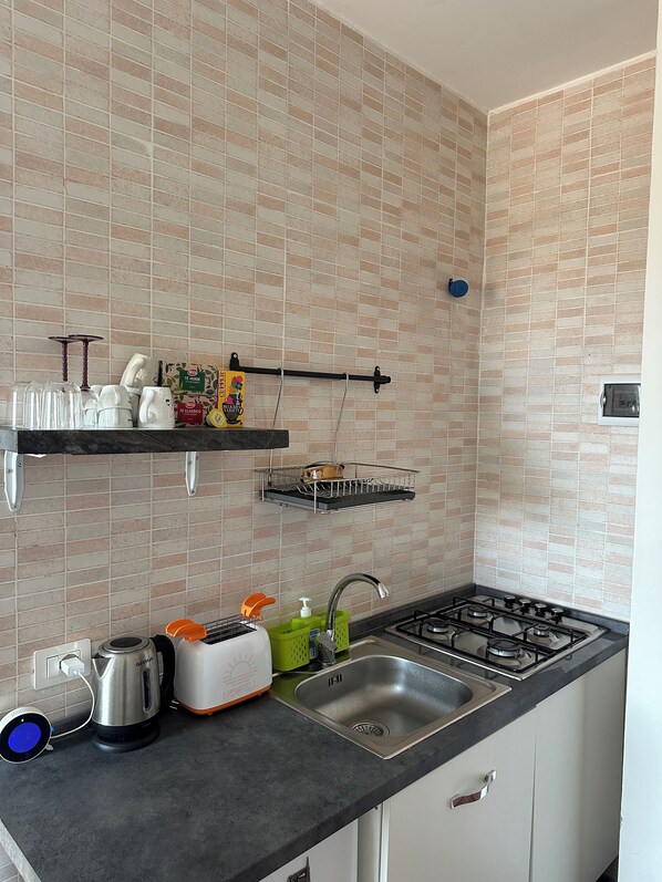 Kühlschrank, Herdplatte, Wasserkocher mit Kaffee-/Teezubehör