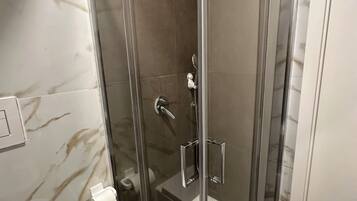Dusche, Haartrockner, Bidet, Handtücher