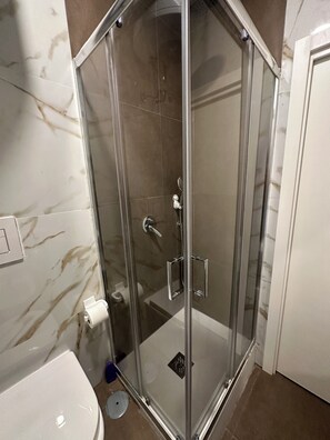 Shower, hair dryer, bidet, towels - Giovanni's Residence in Naples (Napoli)