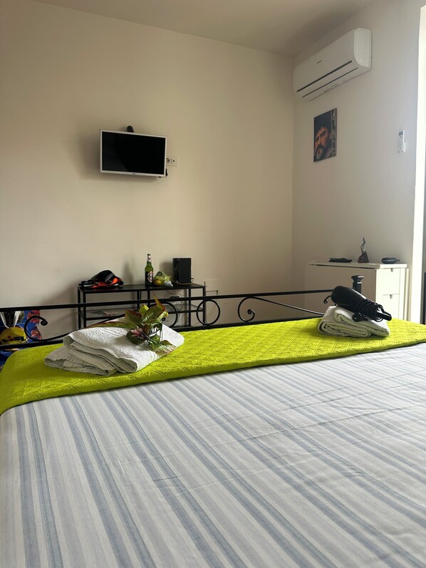 Una scrivania, ferro/asse da stiro, Wi-Fi gratuito, lenzuola