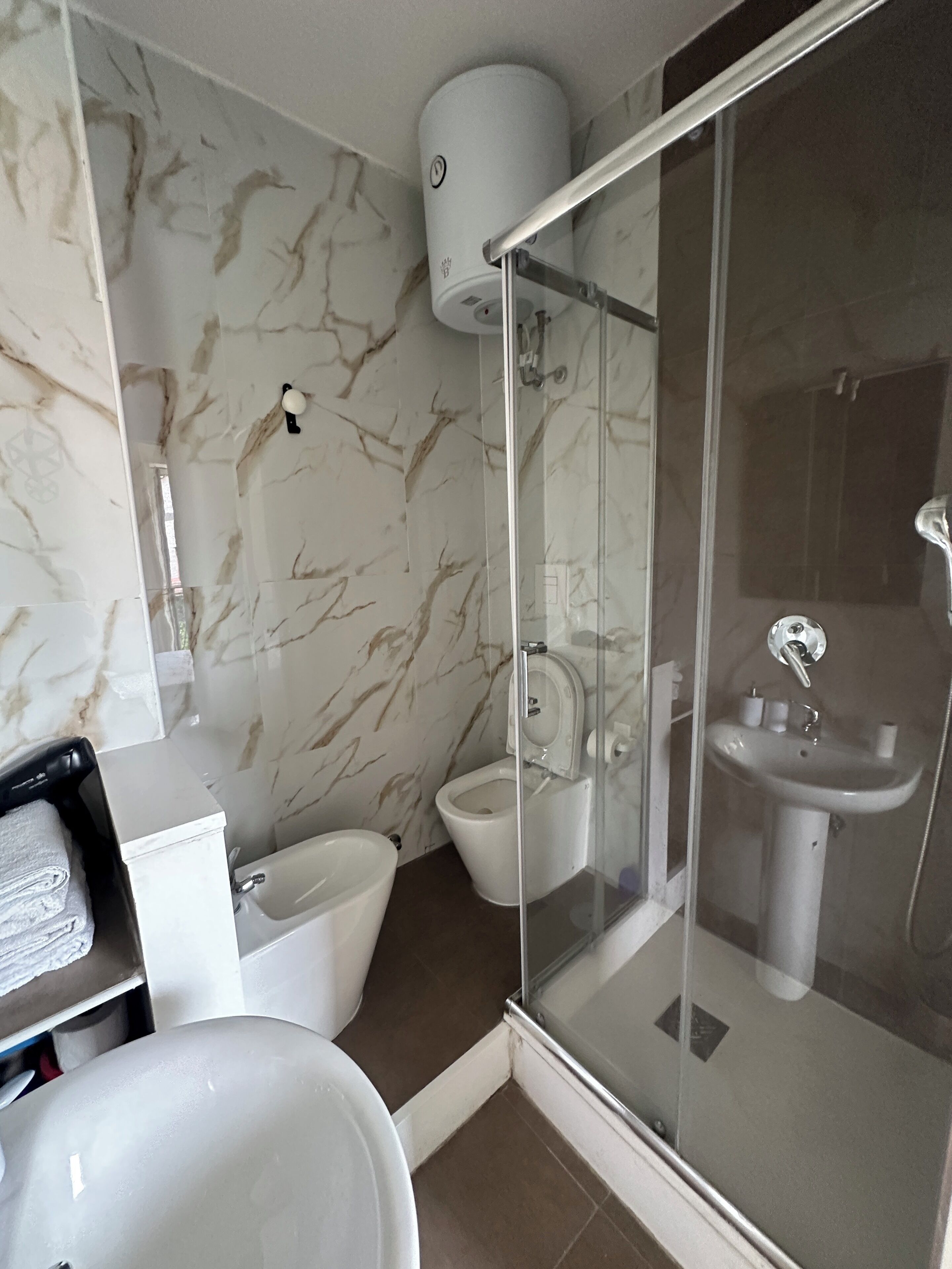 Regadera, secadora de cabello, bidet, toallas 