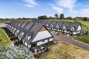 Exterior - Luxury Townhome-Fireplace-Private Patio w/Firepit (Sevierville)