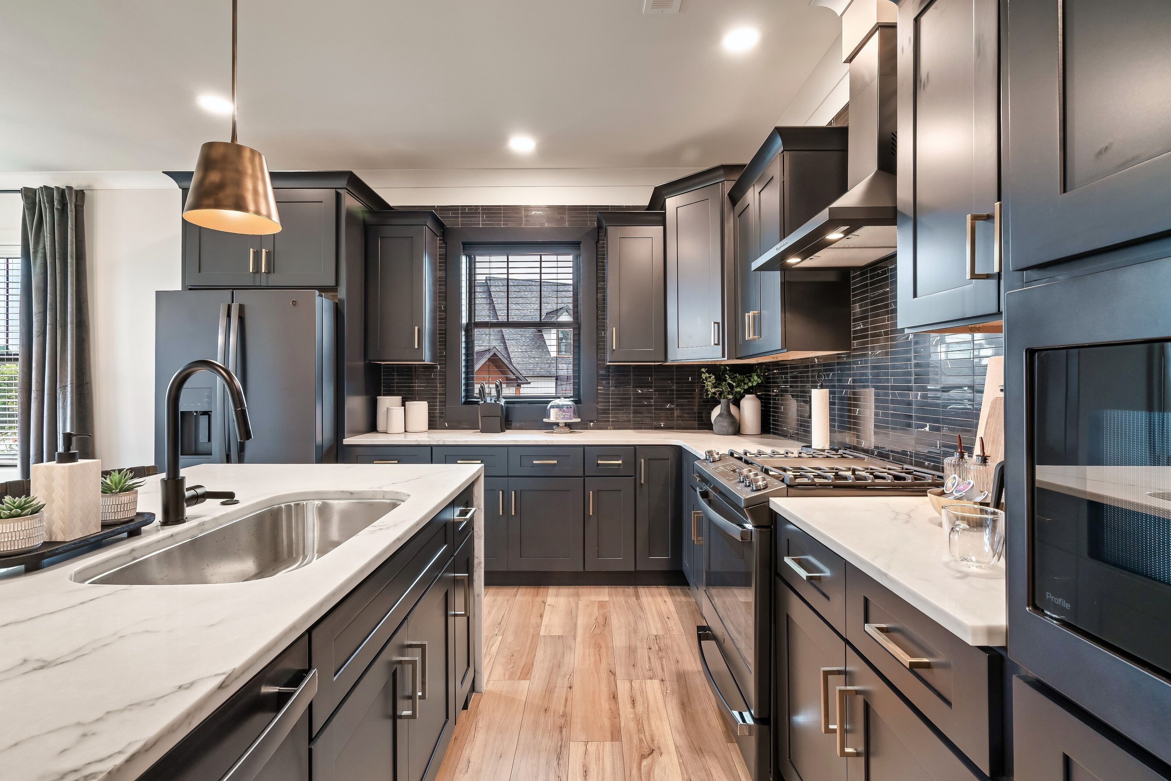 Réfrigérateur, four à micro-ondes, un four, surface de cuisson