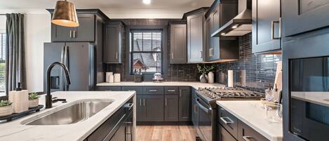 Een koelkast, een microgolfoven, een oven, een kookplaat