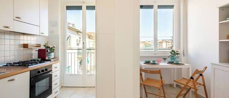 Microondas, horno, parrilla de estufa y lavavajillas