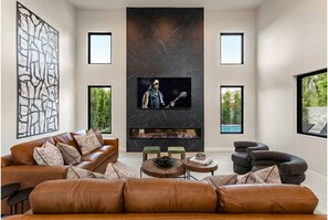 Smart TV, chimenea y libros 