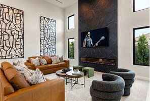 Smart-TV, Kamin, Bücher