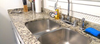 NEW! Cute, clean & cozy 2BR/1BA house  - only 10 mins. to Downtown Charleston!