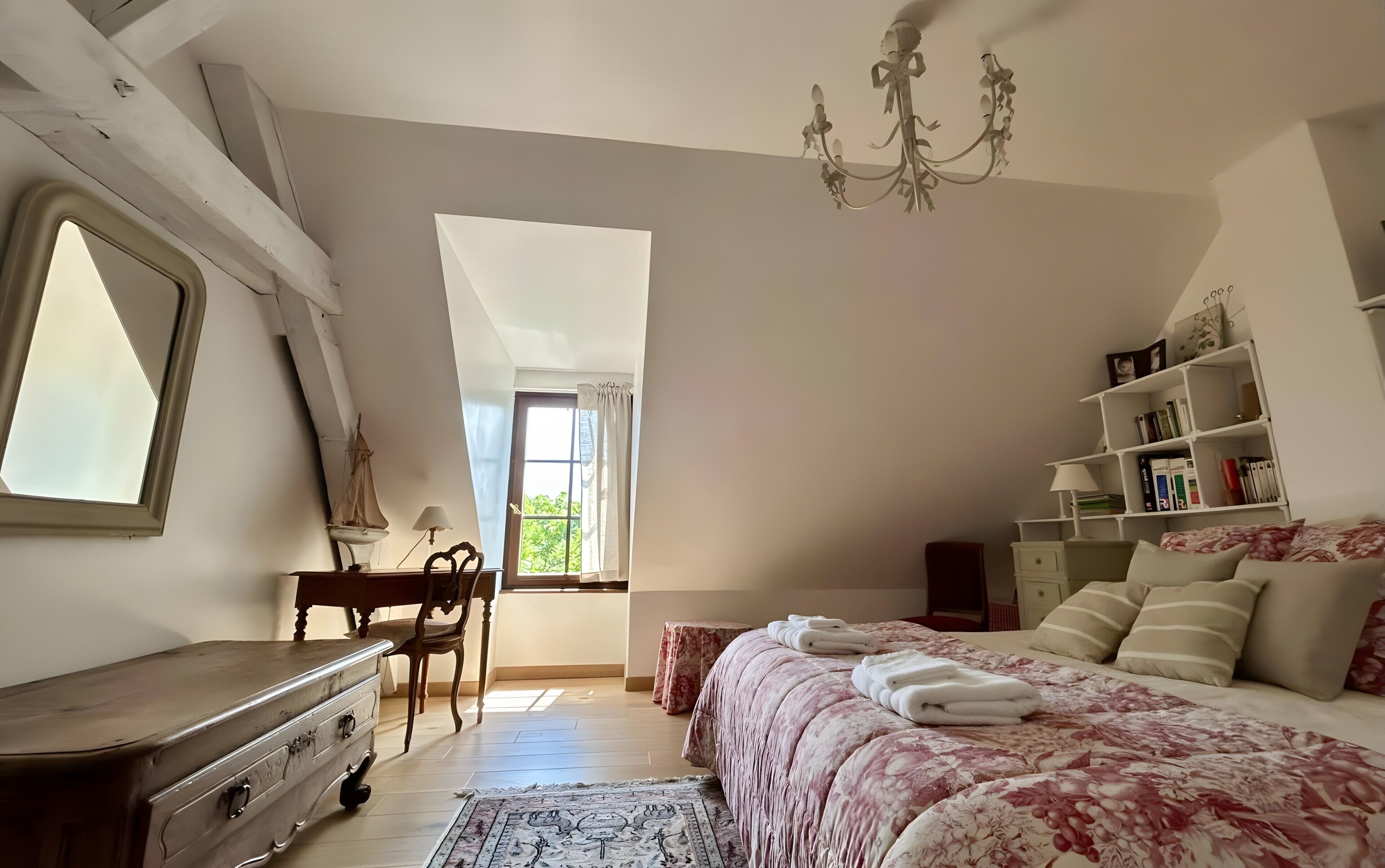 3 habitaciones, tabla de planchar con plancha, wifi y ropa de cama 
