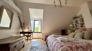 3 habitaciones, tabla de planchar con plancha, wifi y ropa de cama