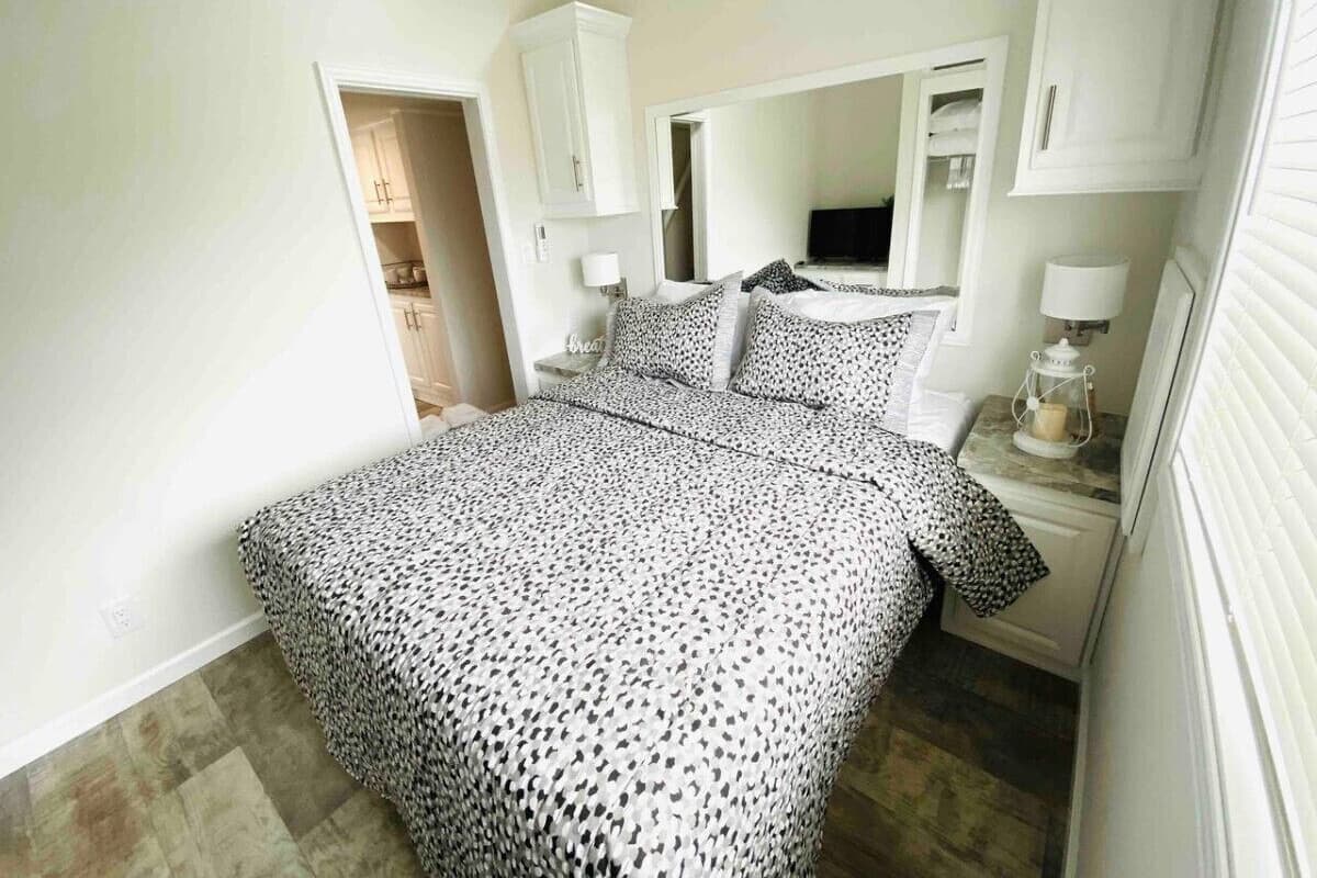 Ruang kerja komputer riba, langsir/tirai gelap terus, Wi-fi percuma