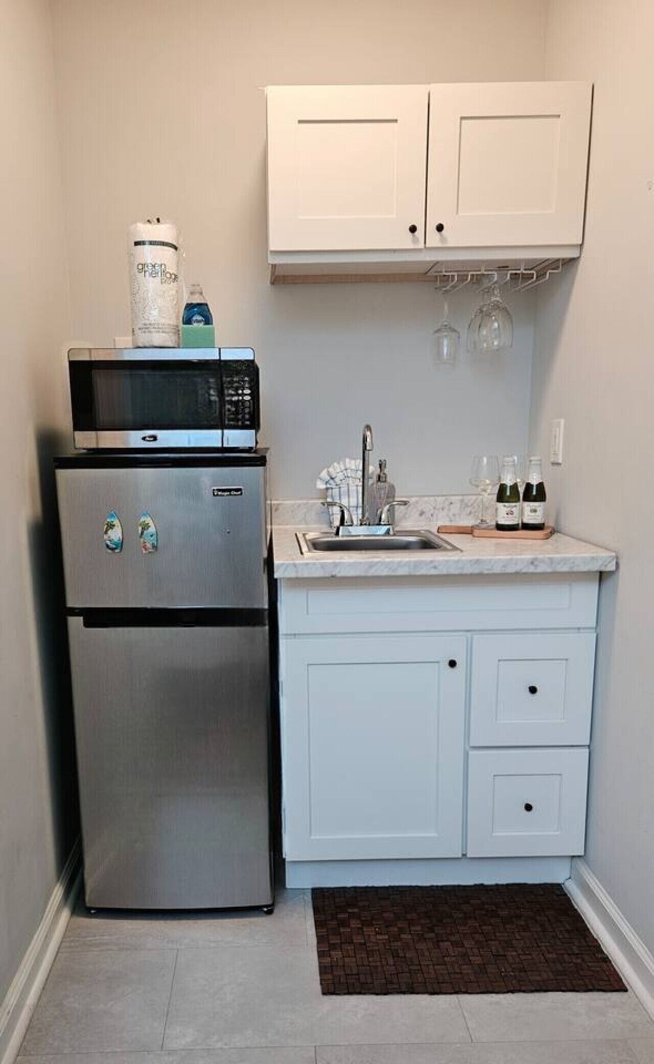 Microondas, cafetera o tetera, tostadora y utensilios de cocina