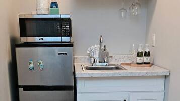 Microwave, coffee/tea maker, toaster, cookware/dishes/utensils