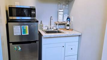 Mikroaaltouuni, kahvin-/teenkeitin, leivänpaahdin