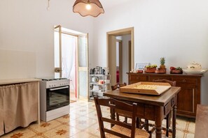 Four à micro-ondes, un four, surface de cuisson, lave-vaisselle
