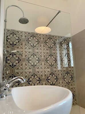 Dusche, Haartrockner, Bidet, Handtücher