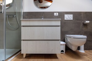 Dusche, Haartrockner, Bidet, Handtücher