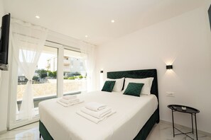 Leilighet – deluxe, 2 soverom, 2 bad, bassengutsikt | Safe på rommet og individuelt dekorert