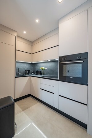 Appartement Luxe, 2 chambres, piscine privée, vue partielle sur l'océan | Cuisine privée