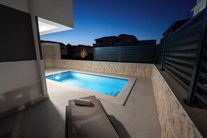 Seasonal outdoor pool - Relax apartment with private pool I (Novalja)