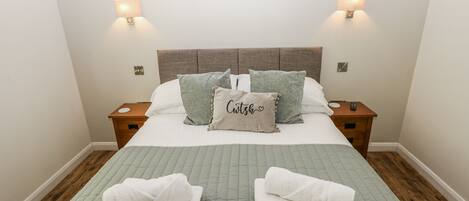 2 Schlafzimmer, individuell dekoriert, individuell eingerichtet