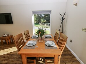 Dining - Dwrgi (Llanybydder)