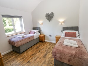 2 Schlafzimmer, individuell dekoriert, individuell eingerichtet