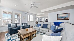 Televisión, chimenea y oficina 