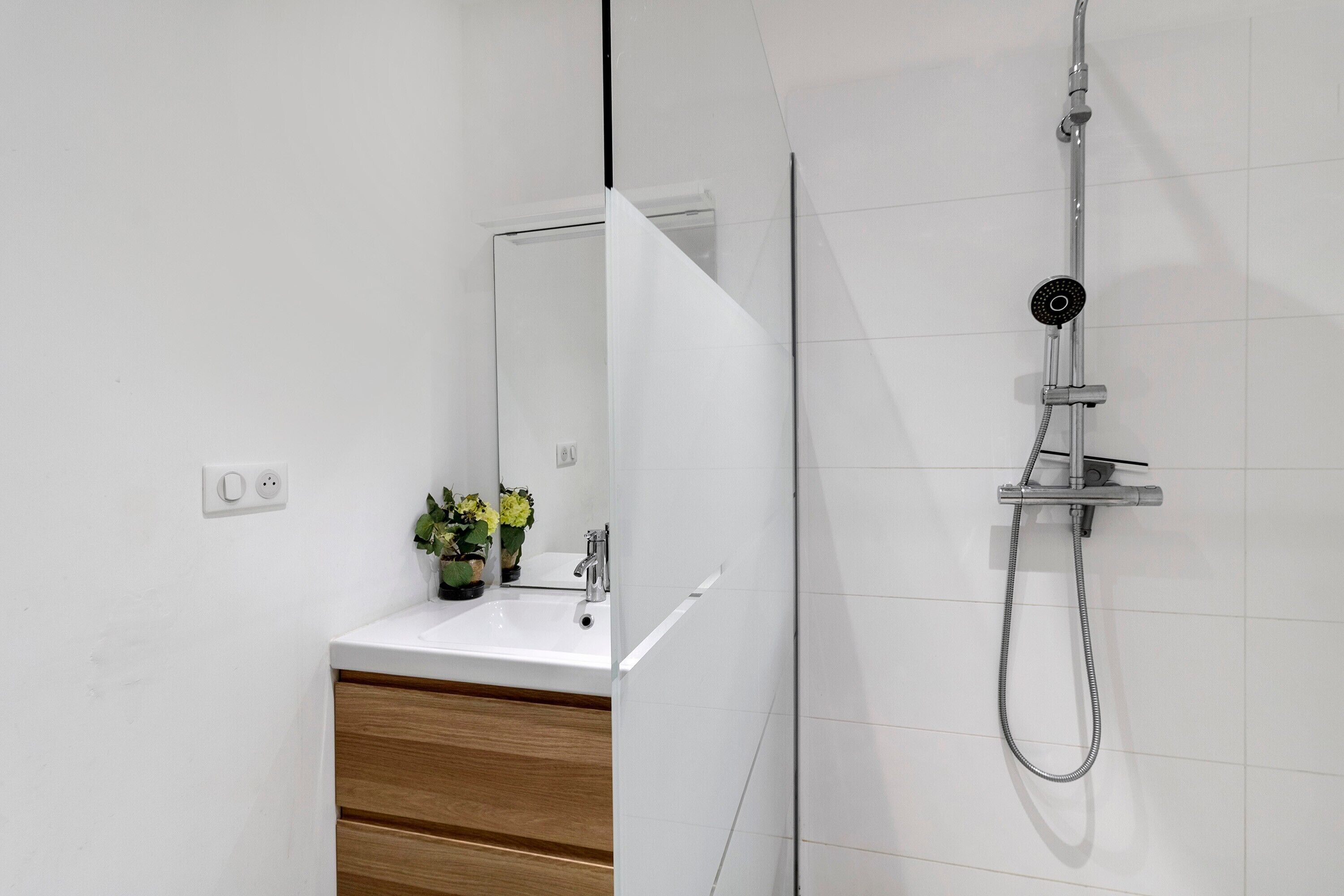 Een douche, een haardroger, handdoeken