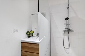 Dusche, Haartrockner, Handtücher