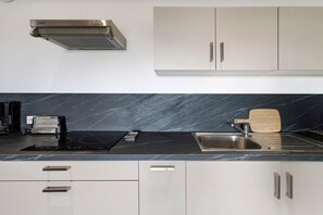 Réfrigérateur, four à micro-ondes, un four, surface de cuisson