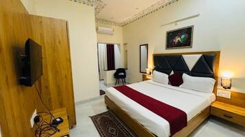 Deluxe Double Room, Garden View | Free WiFi, bed sheets