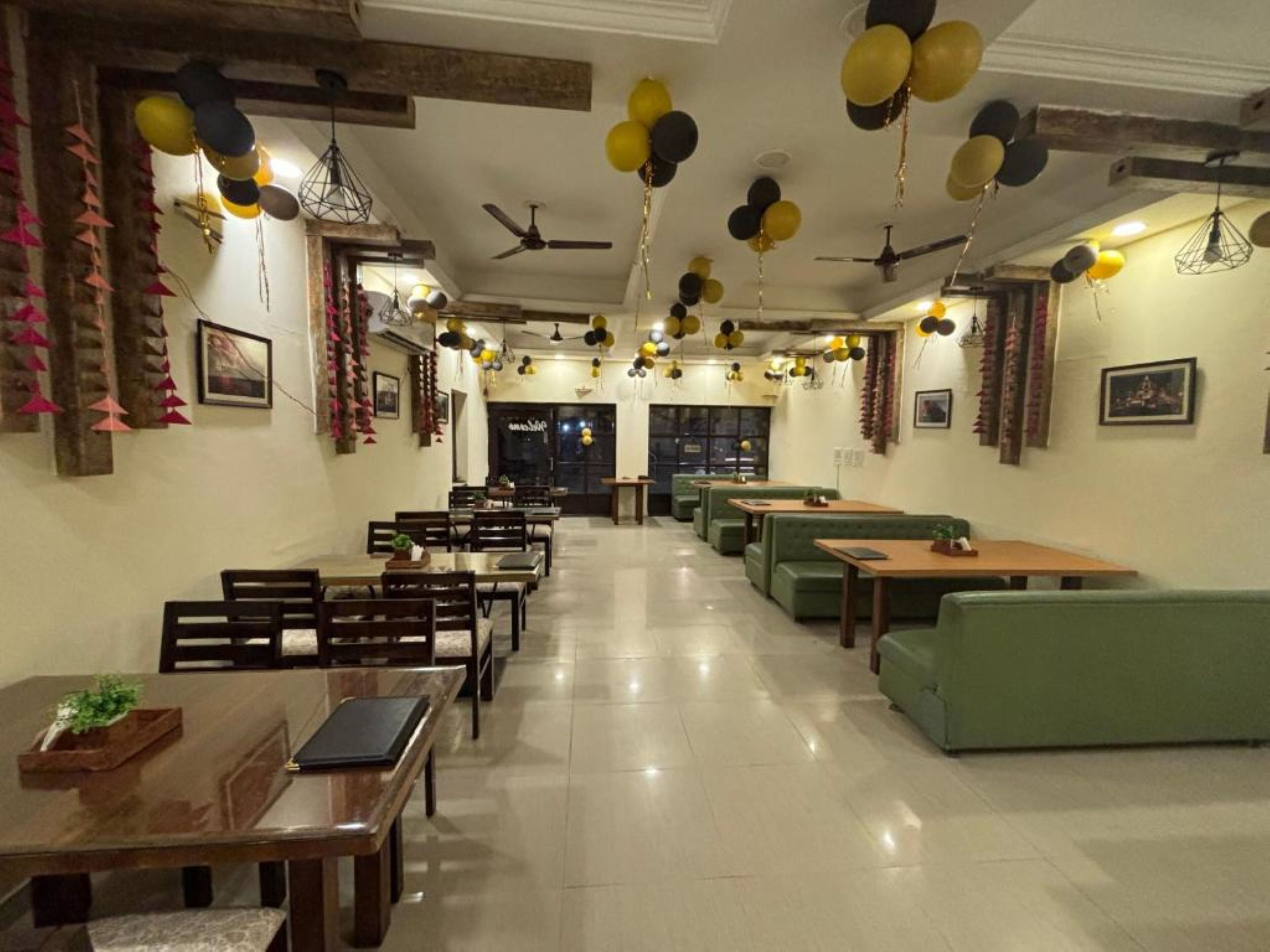 Petit déjeuner complet (300 INR par personne)