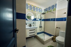 Dusche, Haartrockner, Handtücher, Seife