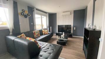 Een televisie en een tafeltennistafel