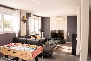 Game room - Holiday Home 'Ty Inizi' with Pool, Private Terrace and Private Garden (KERLOUAN)