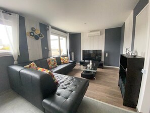 TV, ping pong - Holiday Home 'Ty Inizi' with Pool, Private Terrace and Private Garden (KERLOUAN)