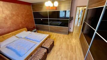 4 bedrooms, WiFi, bed sheets