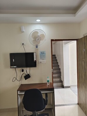 Deluxe Double Room | Desk, laptop workspace, free WiFi, bed sheets