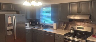 Charming 2-bedroom house in Harrisburg Close to the Shawnee National Forest !