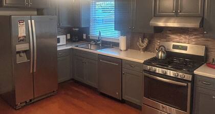 Charming 2-bedroom house in Harrisburg Close to the Shawnee National Forest !