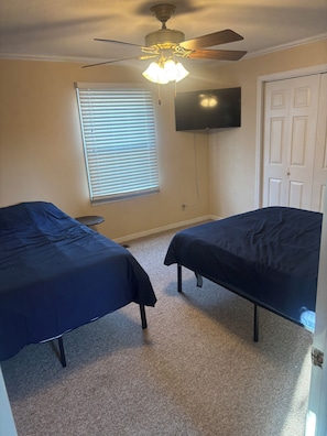 2 habitaciones, tabla de planchar con plancha, internet y ropa de cama 