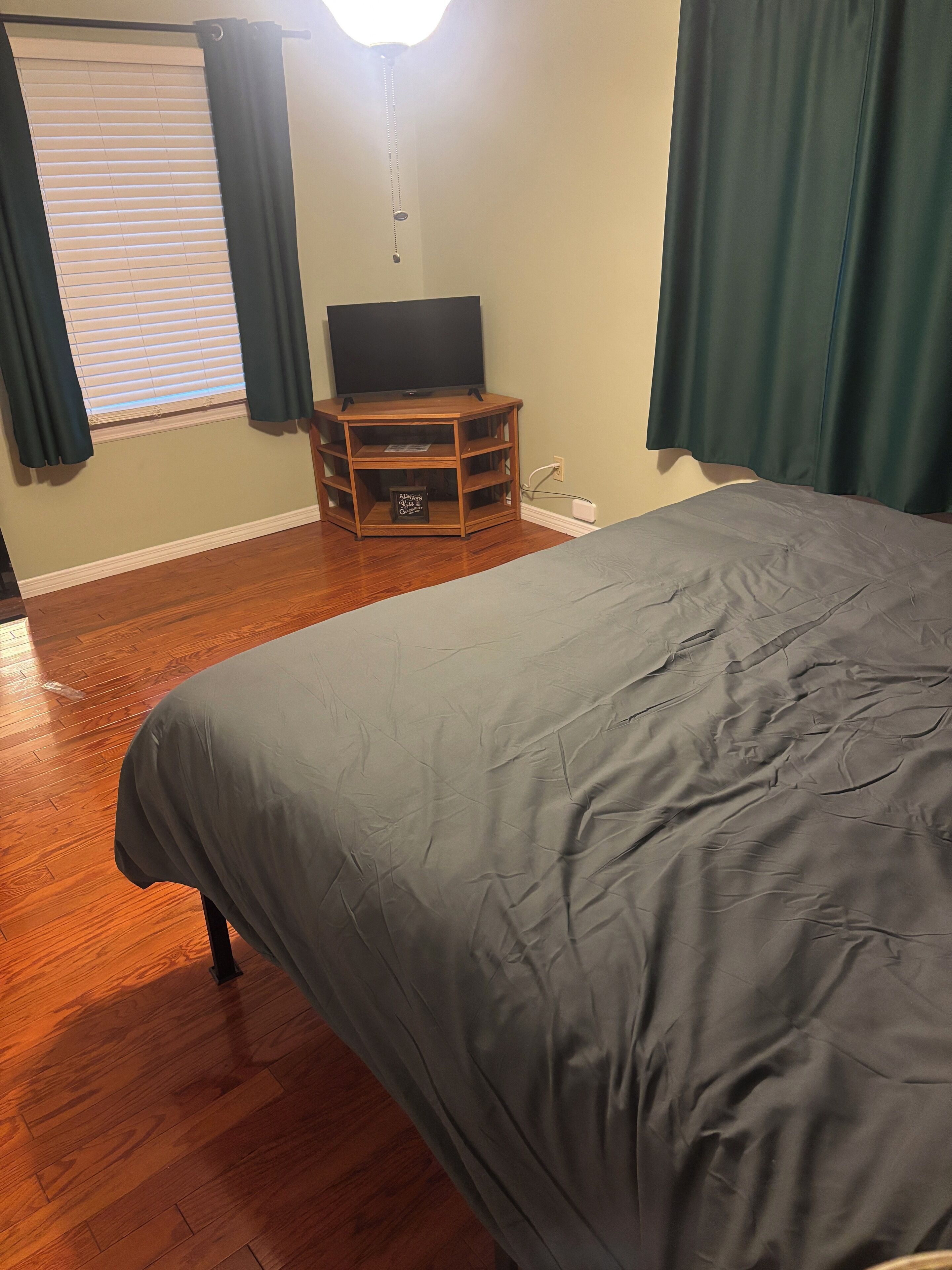 2 bedrooms, iron/ironing board, internet, bed sheets