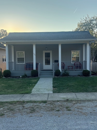 Charming 2-bedroom house in Harrisburg Close to the Shawnee National Forest !