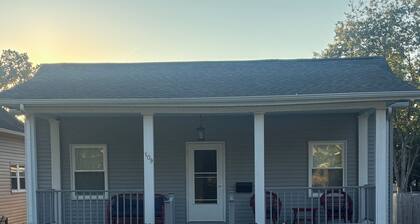 Charming 2-bedroom house in Harrisburg Close to the Shawnee National Forest !