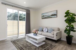 2 bedrooms, Internet - Bright Pasadena Getaway w Patio Near Old Town (Pasadena)