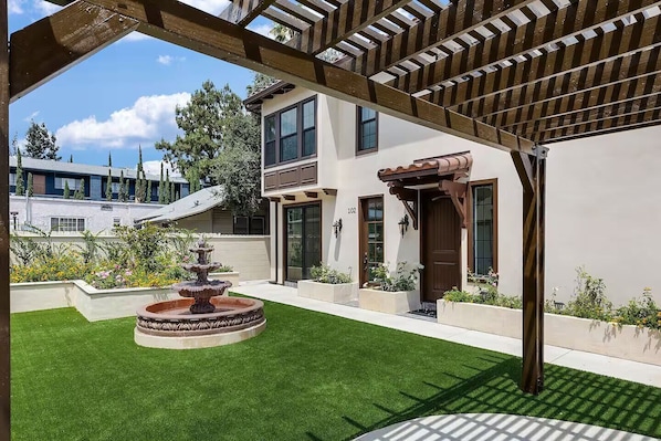 Apartment - Bright Pasadena Getaway w Patio Near Old Town (Pasadena)